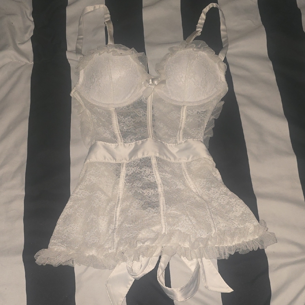 Victoria Secret I DO Elegant White Lace & Rhinestone Trim Bustier (NWOT)(34B) 🤍
